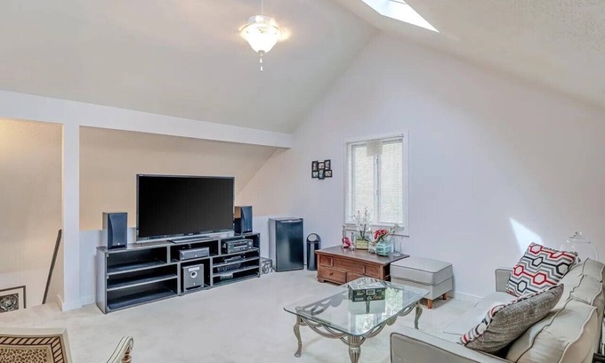 Northeast Raleigh Casa | Beautiful 3-bedroom Furnished Town house close to restaurants and Airport