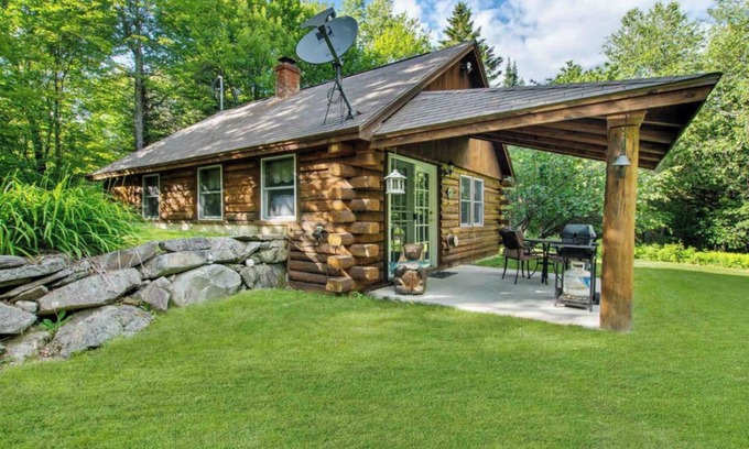 Pittsburg Cabina | Beautiful 3-bedroom log cabin in Pittsburg with snowmobile and ATV trail access.