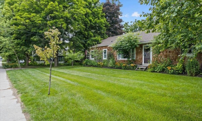 Colchester Casa | Beautiful 3 BR Cedar Ranch Home with Awesome Master and Cooks Kitchen