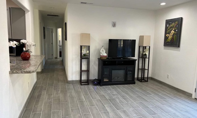 Fresno Casa | Beautiful 3 BR conveniently located near highway 41 & 99, restaurants, grocery