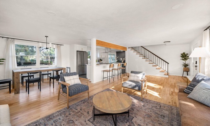 Spokane Casa | Beautiful 3 story villa with room for 17 people - outdoor POOL and indoor SAUNA