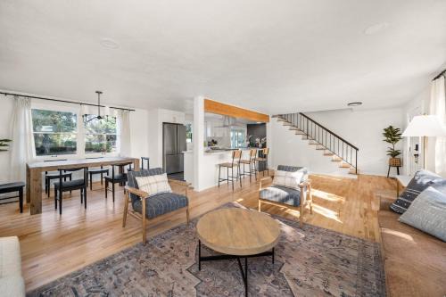 Spokane Casa | Beautiful 3 story villa with room for 17 people - outdoor POOL and indoor SAUNA