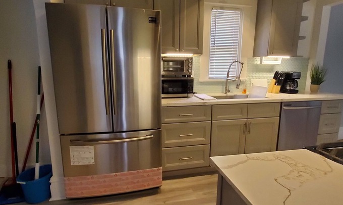 Northeast South Bend Casa | HERMOSO 3bd 2br / BLOQUES LEJOS DE NOTRE DAME / EDDY ST