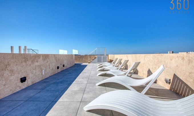 Mellieha Apartamento | Beautiful 3BR Apt with Balcony & Roof Pool Access