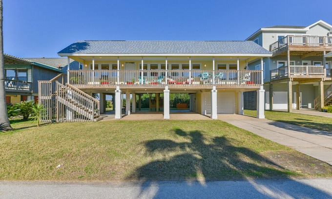 Bermuda Beach Casa | Beautiful 3rd row roomy Beach home with views, perfect for families and friends.