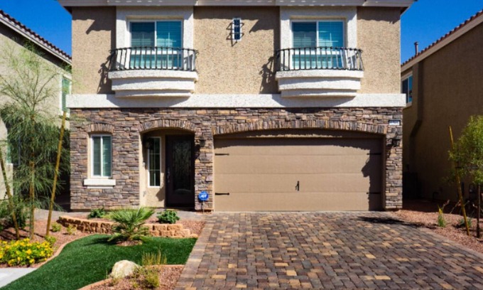 Enterprise Casa | Hermoso 4 bd / 2. 5 baños en casa. A 5 minutos del Strip, del estadio Allegiant y del aeropuerto.
