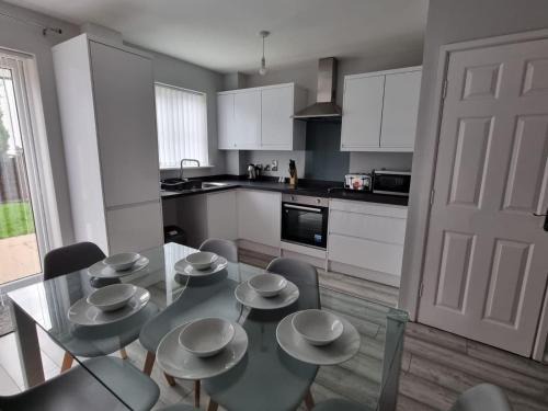 Manchester Casa | Beautiful 4 bed home, Sleeps 6, driveway parking, With sky & BT sports