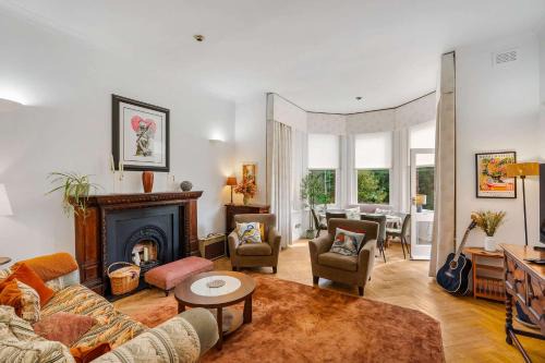 Frognal and Fitzjohns Casa | Beautiful 4 bed in Hampstead with Garden & Parking