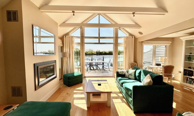 South Cerney Cabina | Hermoso hotel de 4 camas junto al lago en Cotswolds. Terraza privada y vistas impresionantes