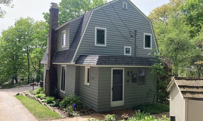 Macatawa Casa | Cómoda casa de 4 dormitorios, 3 baños a minutos a pie de la playa privada del lago Michigan