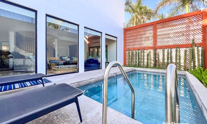 Colina del Sol Casa | Beautiful 4-bedroom 4-Bathroom home with WiFi, AC one block from sea