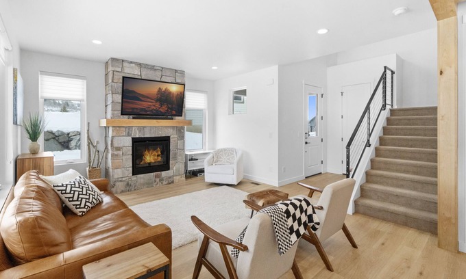 Deer Mountain Casa | Beautiful 4-Bedroom Home with Kids Corner, Two Living Areas & More!