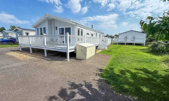 Hunstanton Cabina | Beautiful 4 berth lodge with decking at Manor Park in Hunstanton ref 23038C