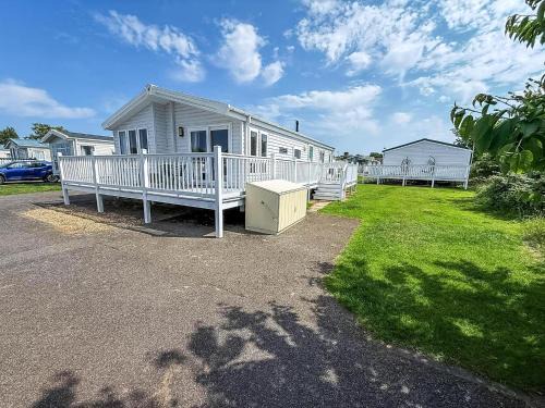 Hunstanton Cabina | Beautiful 4 Berth Lodge With Decking At Manor Park In Hunstanton Ref 23038C