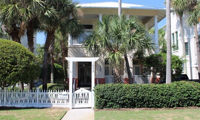 Emerald Waters Village Casa | Beautiful 4-br 3 king beds, 20 seconds to beach, community pool