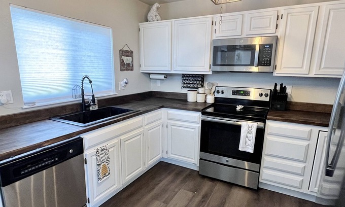 Stetson Hills Casa | Beautiful 4Bdrm house near Peterson & AFA │ Fully fenced backyard