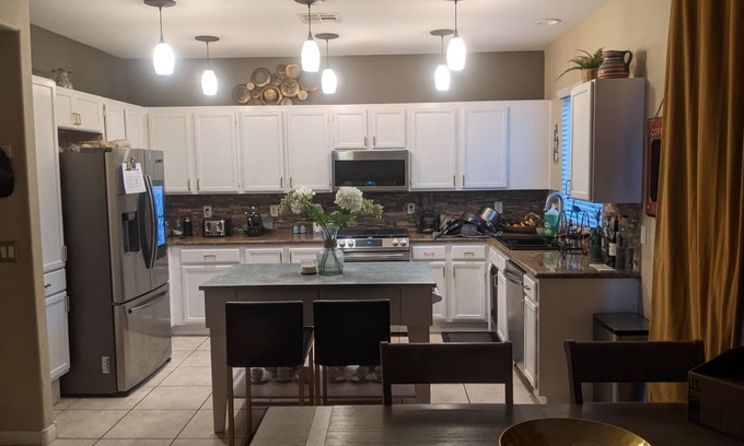 Enterprise Casa | Beautiful 4br /10min Airport, Strip, Raiders Stadium - Parking