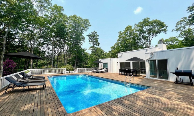 Quogue Casa | Beautiful 4BR contemporary in Quogue...quiet cul-de-sac minutes from the beach!