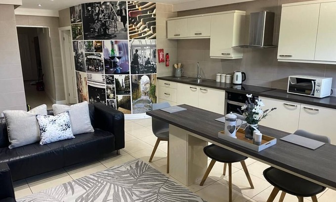 Huyton Apartamento | Beautiful 5 bed apartment with outdoor courtyard, sleeps 8