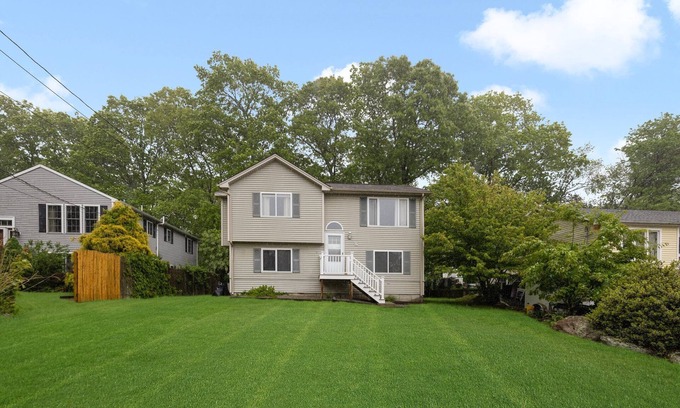 Saunderstown Casa | Beautiful 5 bedroom near beaches. Walk to Narrow River.