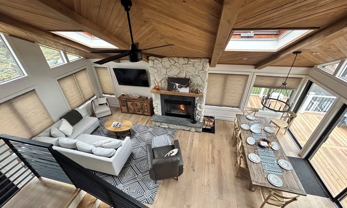 Athens Casa | Beautiful 5-bedroom close to skiing, Hudson and indoor fireplace