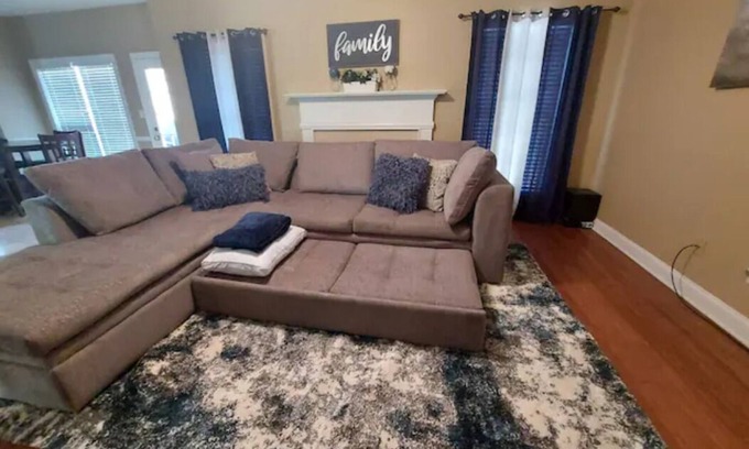 McDonough Casa | Beautiful 5BR/2.5 BA/2 Story Home ✩Sleeps 12- 30 minutes from ATL Airport