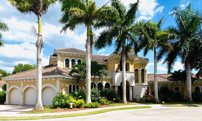 Vamo Casa | Beautiful 5BR Pool House in a Gated Waterfront Community minutes to beach