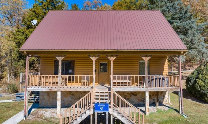 Byrdstown Cabina | Beautiful 6 Bed 3 Bath Cabin with Hot Tub and a Lakeview of Dale Hollow Lake #13