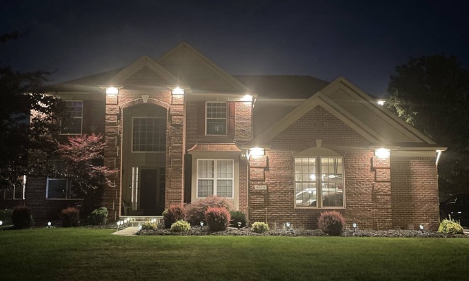 Macomb Casa | Beautiful 6 Bed/6 Bath Home with Theater Room & Jacuzzi