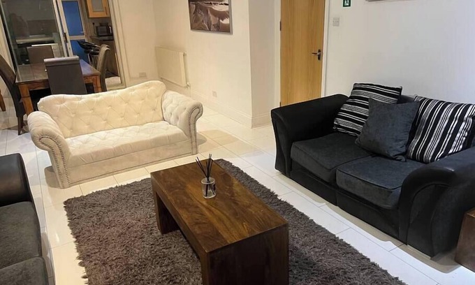 Erith Casa | Beautiful 6 Bedroom with spacious Lounge