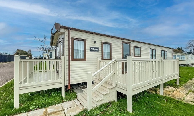 Clacton-on-Sea Casa | Beautiful 6 berth caravan with decking at Valley Farm Holiday Park ref 46736V