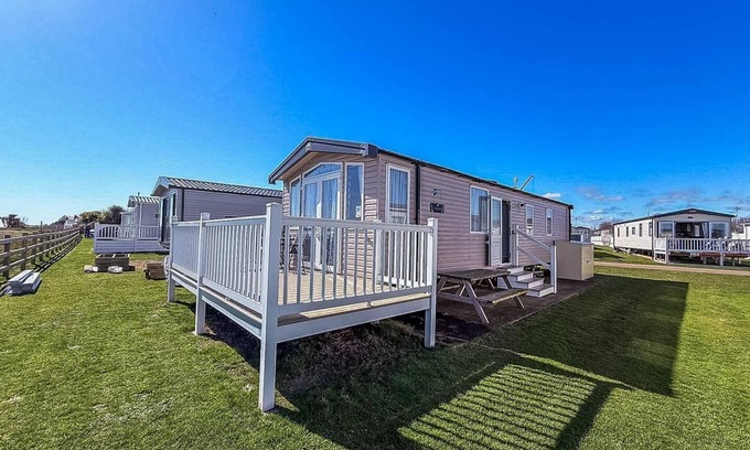 Pakefield Casa | Beautiful 6 berth caravan with full sea views for hire in Suffolk ref 68004CR