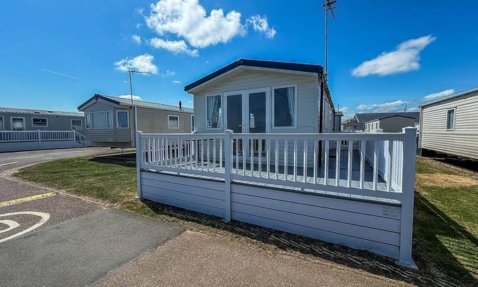Pakefield Casa | Beautiful 6 berth caravan with stunning sea views in Suffolk ref 68029CR
