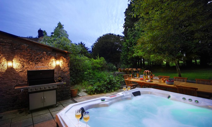 East Horrington Casa | Beautiful 7 bedroom house hottub wifi