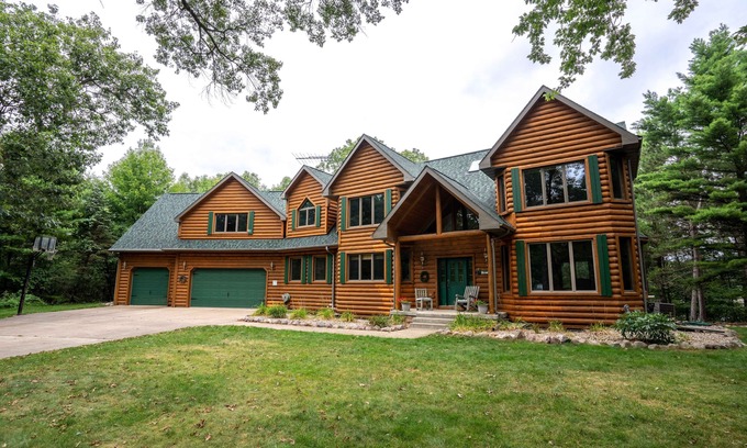Wild Rose Casa | Hermosa 8000 Sq. Pie. Regístrese en casa con 700 pies de fachada privada en el lago Kusel
