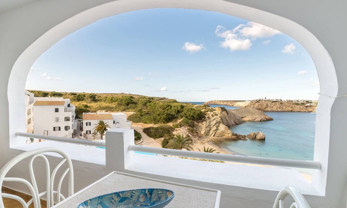 Arenal d'en Castell Apartamento | Hermoso apartamento con Wi-Fi, piscina, terraza y vista al mar