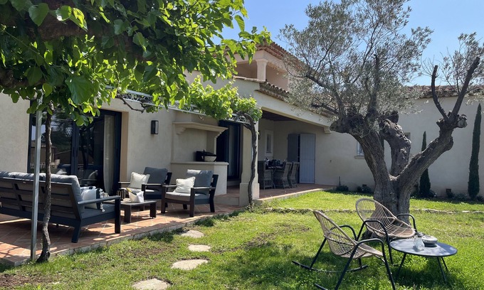 La Nartelle Villa | HERMOSA VILLA CON AIRE ACONDICIONADO CON PISCINA CERCA DE LAS PLAYAS Y DEL CENTRO DEL PUEBLO