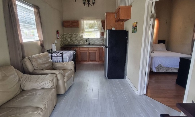 Maxwell Casa | Beautiful Air Conditioned Cottage