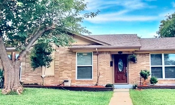 Northeast Carrollton Casa | Beautiful and Cozy Home Across Street from Park