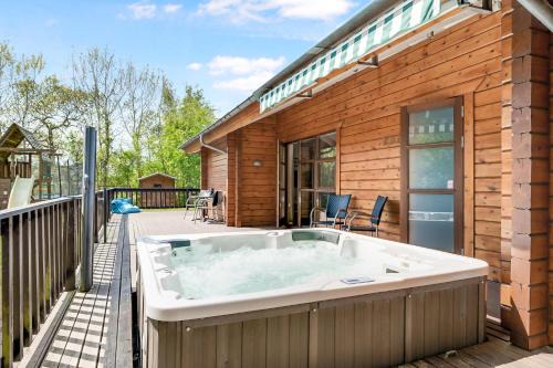 Grena Strand Casa | Beautiful And Family-Friendly Holiday Home For 9 People With A Spa Bath Near Grenaa Beach,