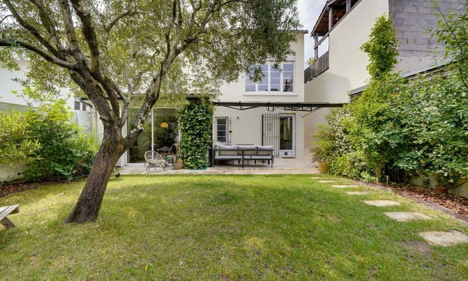 Bacalan Casa | Beautiful and large house with garden