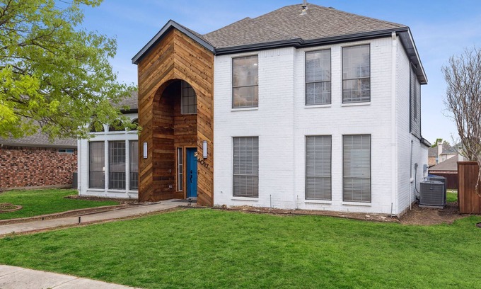North Central Carrollton Casa | Beautiful and Large Pool House