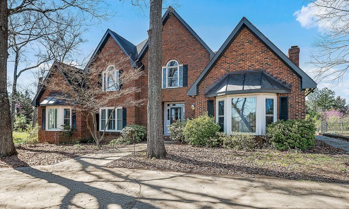 Steele Creek Casa | Beautiful and Serene 5BR Oasis with Private Pond