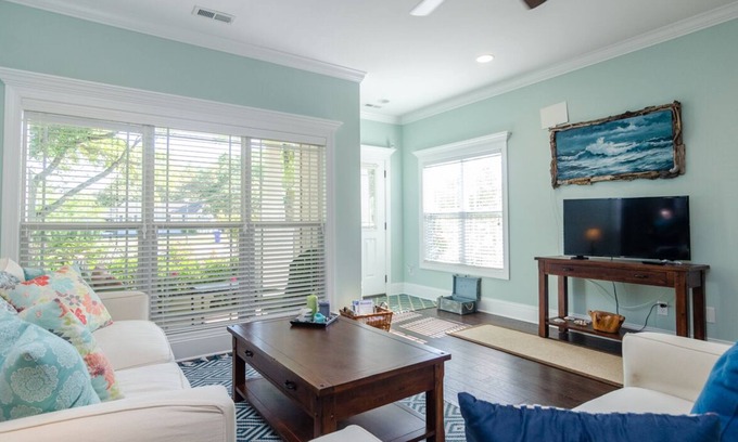 North Carolina Coast Cabaña | Beautiful and spacious beach cottage a short walk from the ocean
