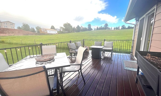 Colonial Pine Hills Casa | Beautiful and Spacious Getaway Nestled in the Black Hills, close to attractions