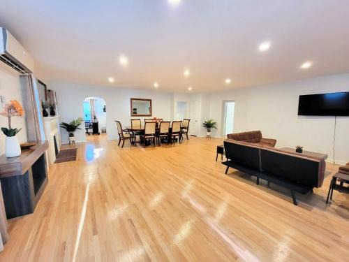 Pico - Robertson Casa | Beautiful and spacious 2 bedroom home in an excellent location near LACMA Acadamy Awards Museum Peterson Museum and more