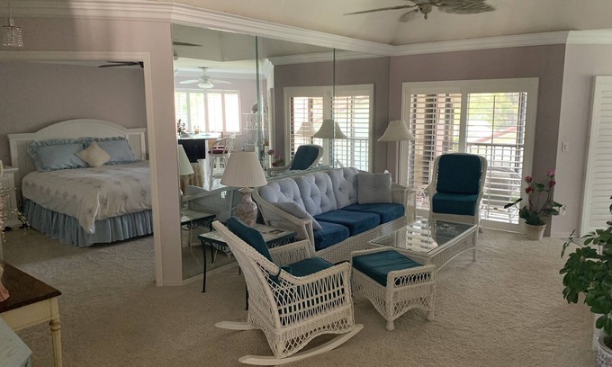 Naples Condominio | Beautiful and Spacious Coach Home