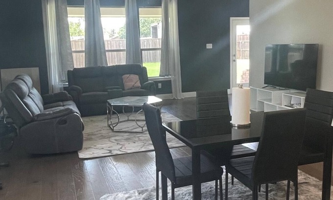 Forney Casa | Beautiful and Spacious Home in Charming Forney with Fiber WIFI