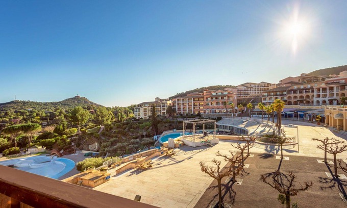 Le Dramont Apartamento | Acogedor apartamento para 6 personas con WIFI, piscina, TV, patio, mascotas permitida y aparcamiento