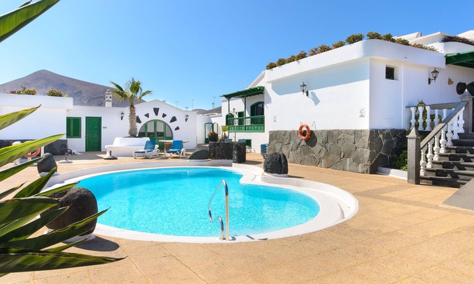 San Bartolome Apartamento | Hermoso apartamento Lanzarote con piscina climatizada, terraza, vistas al mar y a la montaña y Wi-Fi; aparcamiento disponible